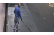 NO COMMENT: Un bărbat a furat un colier Versace din vitrina unui magazin folosind o undiță 