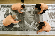 Piaţa valutară, inundată cu dolari