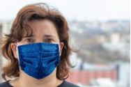 VIDEO Cum să îţi faci acasă o mască de protecţie împotriva COVID-19