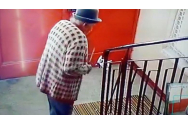 VIDEO. Bătrână filmată când distruge aparatul cu dezinfectant dintr-un bloc
