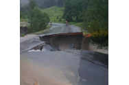 Drumul național 66A s-a prăbușit, vineri, în zona Valea de Pești, din județul Hunedoara, din cauza viiturii