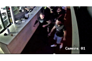 VIDEO/Doi interlopi din Costineşti au snopit în bătaie un angajat al unui club de noapte
