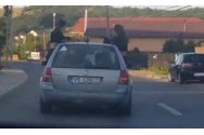 Anchetă la Vaslui, după ce două tinere teribiliste au ieșit pe geamurile unei mașini în timp ce era în mers