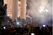 NEBUNIE totală în Serbia: proteste VIOLENTE și asalt asupra Parlamentului
