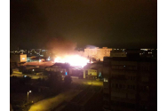 FOTO/VIDEO: Incendiu de proporții azi-noapte în Oradea, unde Piața Cetate a fost cuprinsă de flăcări