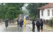  PRĂPĂD în Bacău: un drum a fost rupt de ape; populația este evacuată, după ce un număr de 50 de gospodării au fost inundate