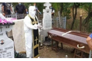 'Mare ţi-e grădina, Doamne!': Preot cu combinezon anti-COVID la o înmormântare / FOTO