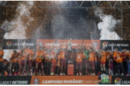 Căpitanul Mario Camora a ridicat trofeul de campioană a Ligii I obţinut de CFR Cluj