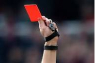 Reguli dure pe terenurile de fotbal - Jucătorii care tuşesc intenţionat către alţi fotbalişti sau oficiali pot primi cartonaşul roşu
