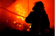 VIDEO: Un pompier voluntar a murit electrocutat în timpul intervenţiei