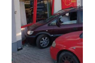 Un bărbat din Galați a intrat cu mașina într-un supermarket
